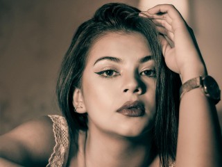 EmiliAranggo webcam girl as a performer. Gallery photo 1.