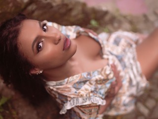 AntonellaMeyer webcam girl as a performer. Gallery photo 4.