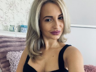 SarahhLove webcam girl as a performer. Gallery photo 3.