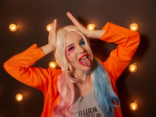 SellenaThompsonX webcam girl as a performer. Gallery photo 6.