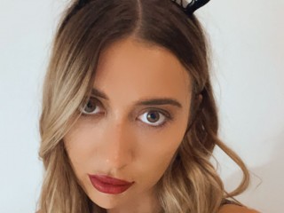 Chat with BellaBeeBellisimo live now!