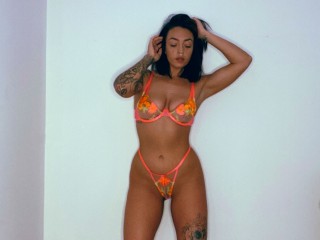 Chat with sexytattoedluna live now!
