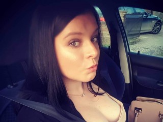 1 on 1 live sex chat with NaughtyWifeUK on medium tits cam