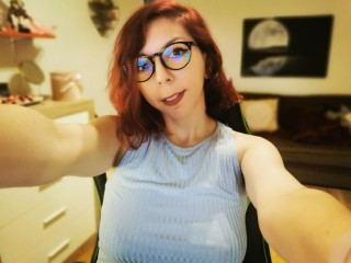 AlmaBloomx live on Streamate