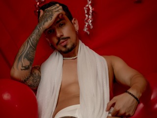 1 on 1 live sex chat with MrChris on latino cam