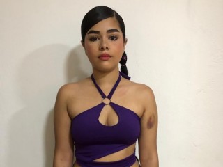 LauraLtinGirl webcam girl as a performer. Gallery photo 1.