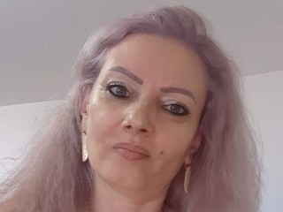 DaisyBlues webcam girl as a performer. Gallery photo 1.