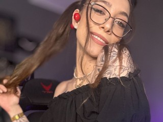 IngAiden webcam girl as a performer. Gallery photo 2.