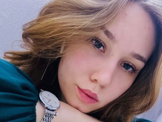 DaisyBia webcam girl as a performer. Gallery photo 1.