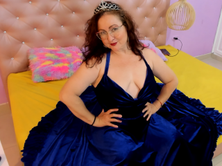 streamate QueenMumy webcam girl as a performer. Gallery photo 3.