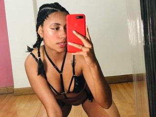 escarlethwatson23 webcam girl as a performer. Gallery photo 2.