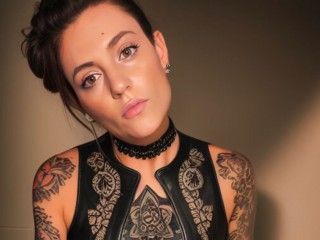 1 on 1 live sex chat with MistressQuynnxo on trimmed cam
