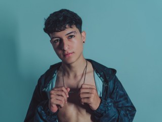 1 on 1 live sex chat with ChristoperWayne on latino cam