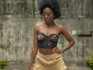 EbonyJeane webcam girl as a performer. Gallery photo 2.