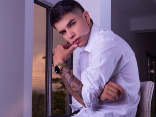 1 on 1 live sex chat with AndySullivan on latino cam