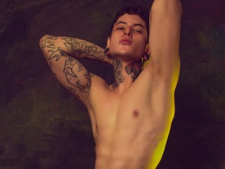 1 on 1 live sex chat with EthanCruzz on bi guys cam