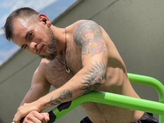 1 on 1 live sex chat with Loganxthewolfx on athletic guys cam