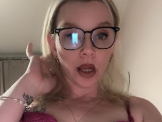 NaughtyBlondeMilf live chat