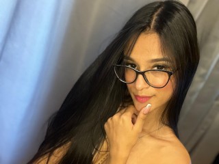 CharlotteRoux111 on Streamate