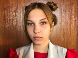 MelaniBrifit webcam girl as a performer. Gallery photo 1.