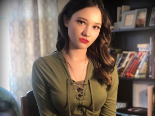 McKenzieBangs webcam girl as a performer. Gallery photo 1.