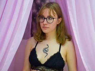 FrancesHotty webcam girl as a performer. Gallery photo 2.
