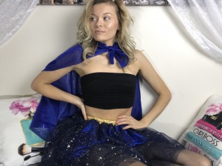 HappyHourBri webcam girl as a performer. Gallery photo 2.