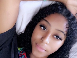 Honigrl19 webcam girl as a performer. Gallery photo 1.