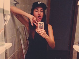 KiraWett webcam girl as a performer. Gallery photo 1.