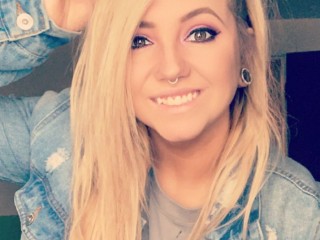 MizeriJane webcam girl as a performer. Gallery photo 1.