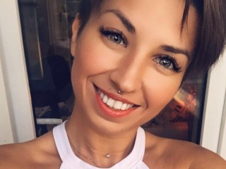 K_G webcam girl as a performer. Gallery photo 1.