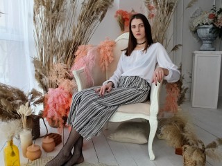 DaphneWilliamson webcam girl as a performer. Gallery photo 3.