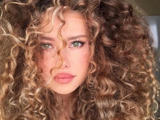 AliceMoonGirll18 webcam girl as a performer. Gallery photo 1.