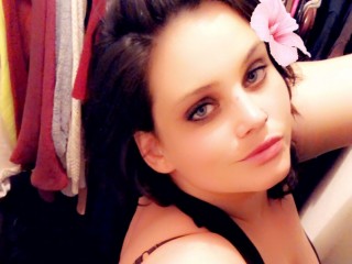 GreeneyedGoddeszs313 webcam girl as a performer. Gallery photo 1.