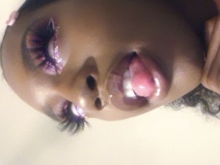 AllieeCatbaby webcam girl as a performer. Gallery photo 1.