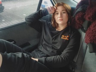 LeylaPerri webcam girl as a performer. Gallery photo 1.