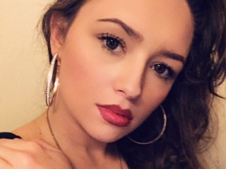 Rosenique webcam girl as a performer. Gallery photo 1.