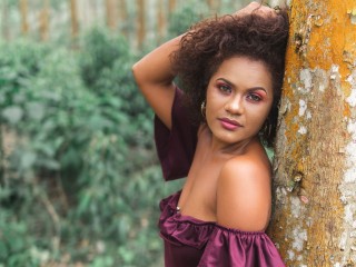 CamilaZuares webcam girl as a performer. Gallery photo 1.