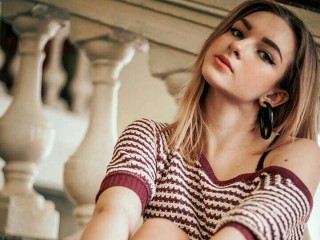 Medelina webcam girl as a performer. Gallery photo 1.