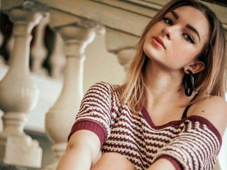 Medelina webcam girl as a performer. Gallery photo 3.