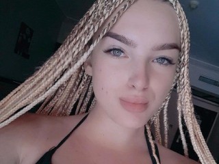 Medelina webcam girl as a performer. Gallery photo 5.