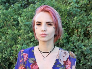 BellaSeen webcam girl as a performer. Gallery photo 1.