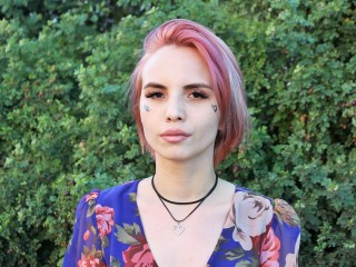 BellaSeen webcam girl as a performer. Gallery photo 2.