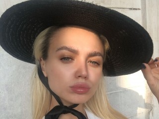 FairyDingding webcam girl as a performer. Gallery photo 3.