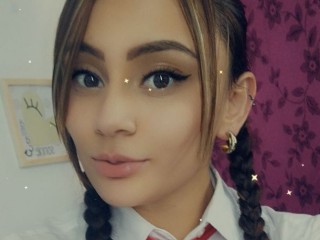 dayana_sweet18 webcam girl as a performer. Gallery photo 3.