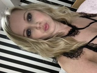 Indexed Webcam Grab of Dress_me_blondie