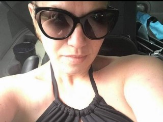 coraholiday webcam girl as a performer. Gallery photo 1.