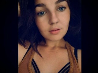 KissLina webcam girl as a performer. Gallery photo 1.