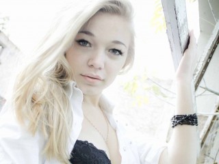 xxLovelyKarina webcam girl as a performer. Gallery photo 3.