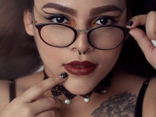 MelaanyAdams webcam girl as a performer. Gallery photo 2.